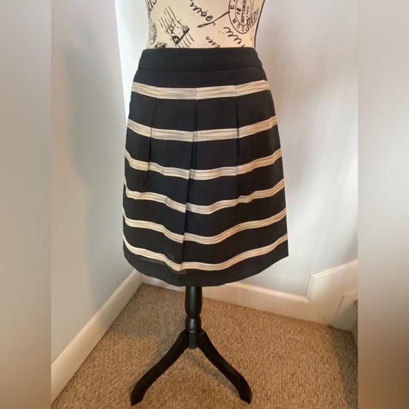 LOFT Navy & Cream striped pleated skirt. Sz 8P - Picture 4 of 5